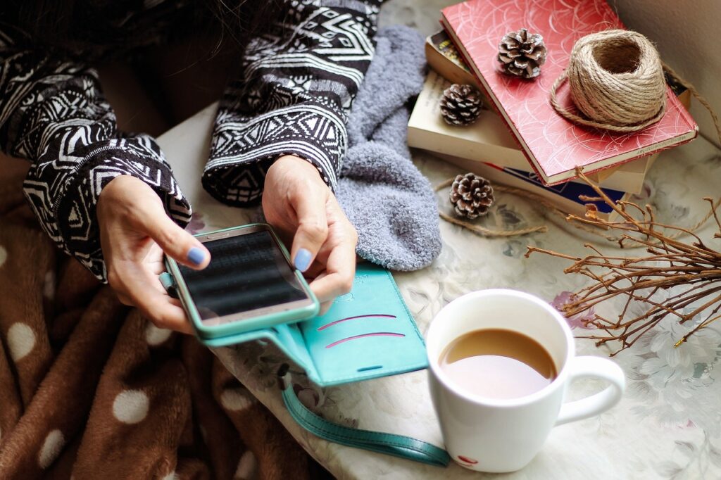 Frau mit Smartphone in der Hand