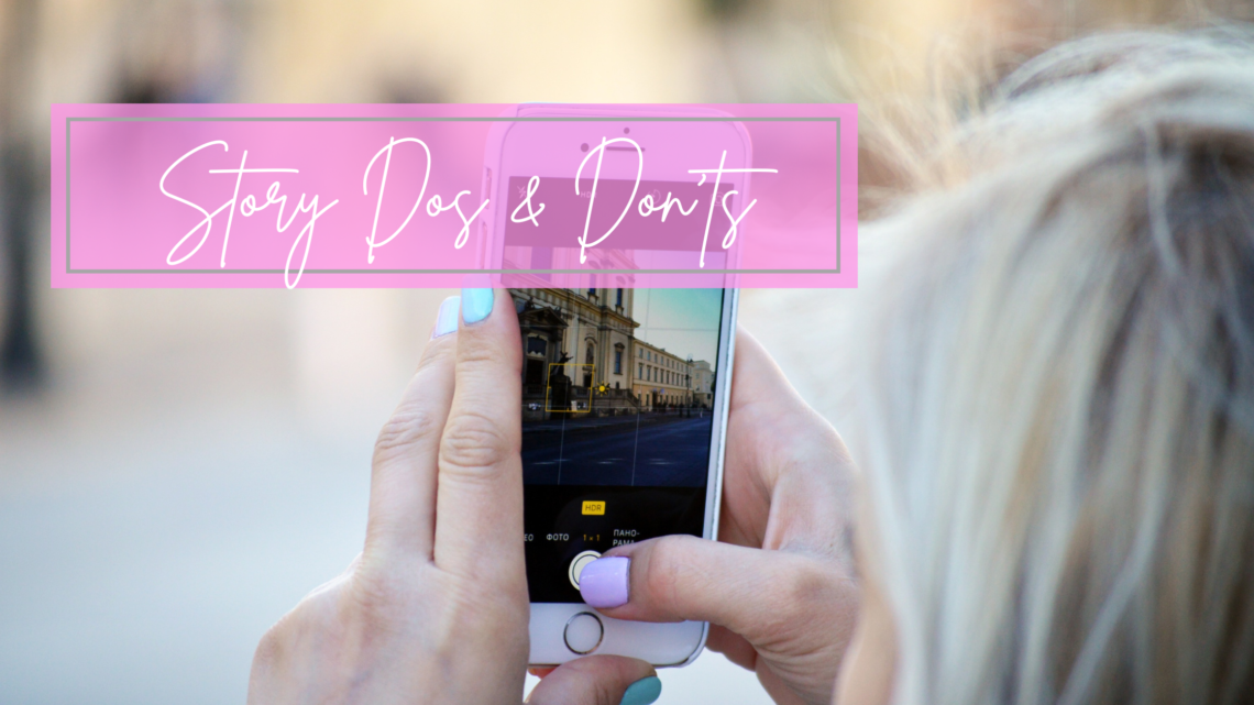 Header Bild Story Dos & donts. Frau mit Handy in der Hand am Instagram Story machen