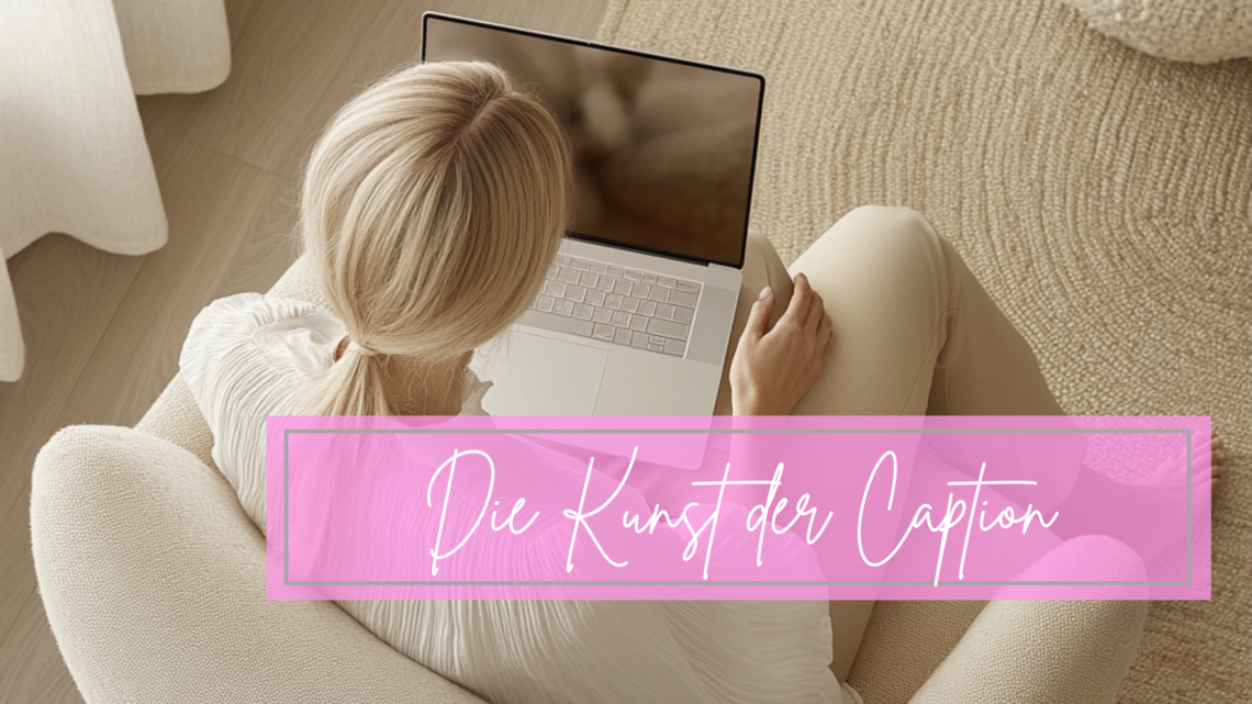 Eine blonde Frau, sitzend auf einem Sofa mit einem Laptop auf dem Schoss